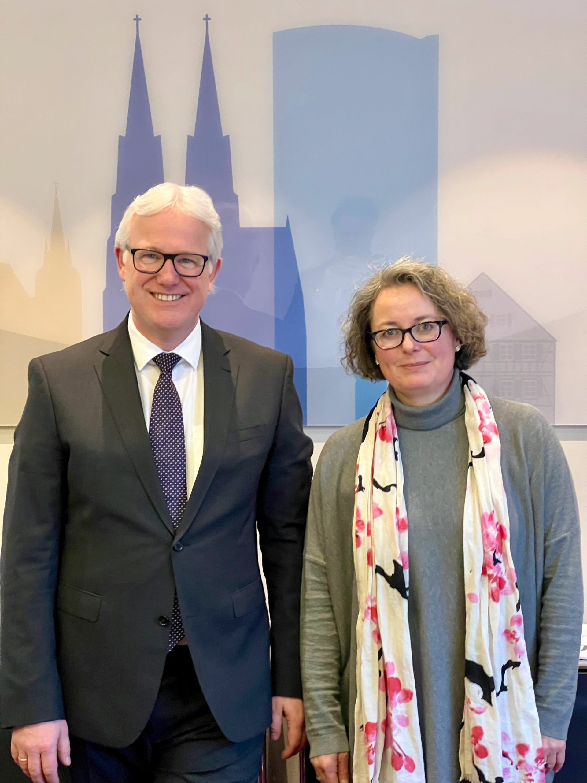 Präsident Gero Hagemeister im Gespräch mit MdL Carolin Kirsch ...